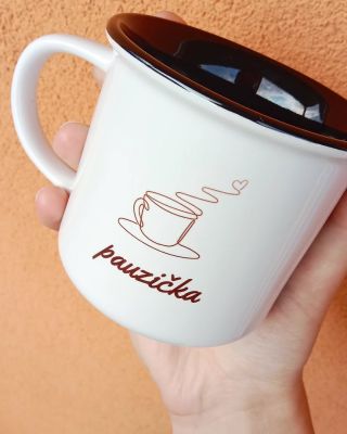 🛑 Dej si pauzu. S chutí. ☕ Hrníček keramický, typ "Retro" #mabatisk #pauzicka #sublimace #retrohrnek